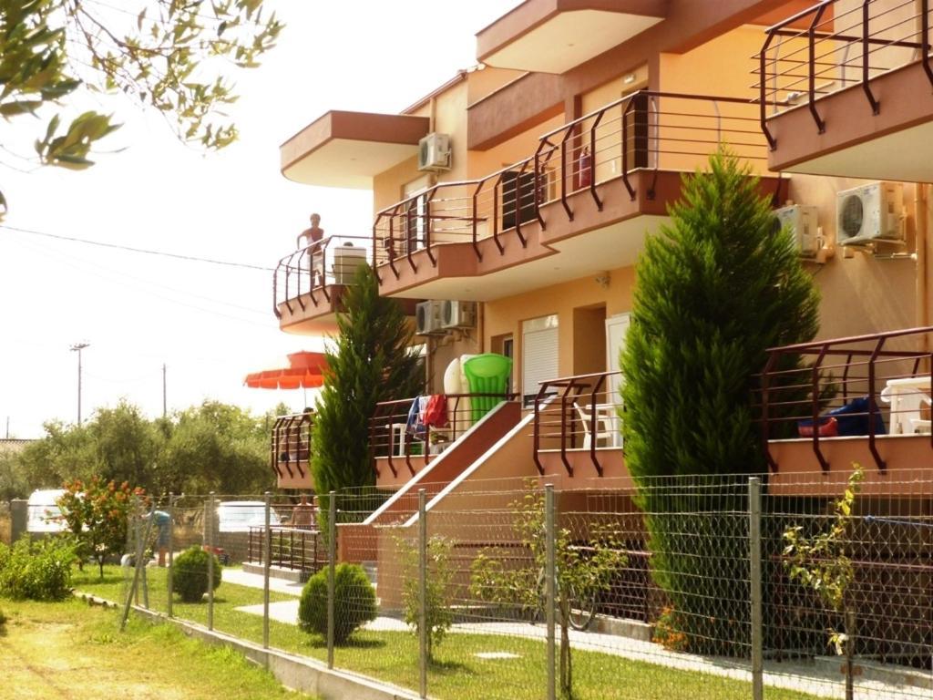 Helios Apartment Nea Vrasna Bagian luar foto