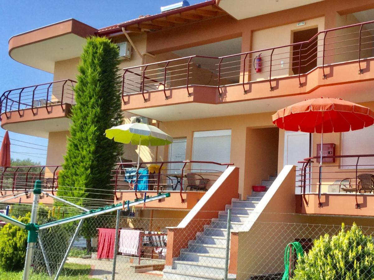 Helios Apartment Nea Vrasna Bagian luar foto
